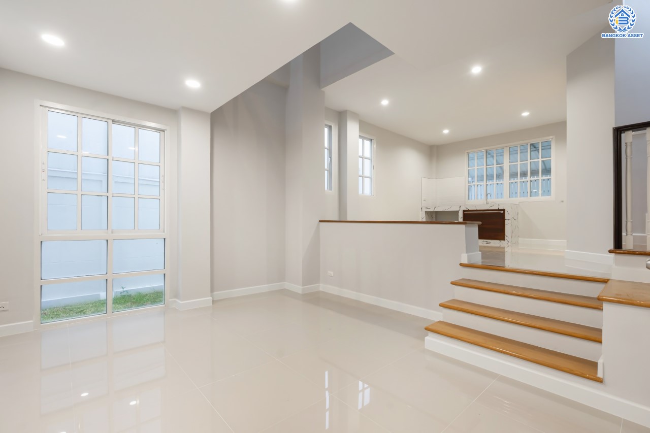 บ้านมือสอง ทาวน์โฮม 3 ชั้น หลังมุม ม.พลัสซิตี้พาร์ค เกษตร-นวมินทร์ เนื้อที่ 33.60 ตร.ว. ฟังก์ชัน 3 ห้องนอน 4 ห้องน้ำ จอดรถได้ 2 คัน บนทำเลศักยภาพ เชื่อมต่อถนนหลายสาย เข้าเมืองก็เป็นเรื่องง่าย ใกล้รถไฟฟ้าสายเขียวอ่อน สถานี "ม.เกษตรศาสตร์" และ ใกล้จุดขึ้นทางด่วน "ฉลองรัช"...